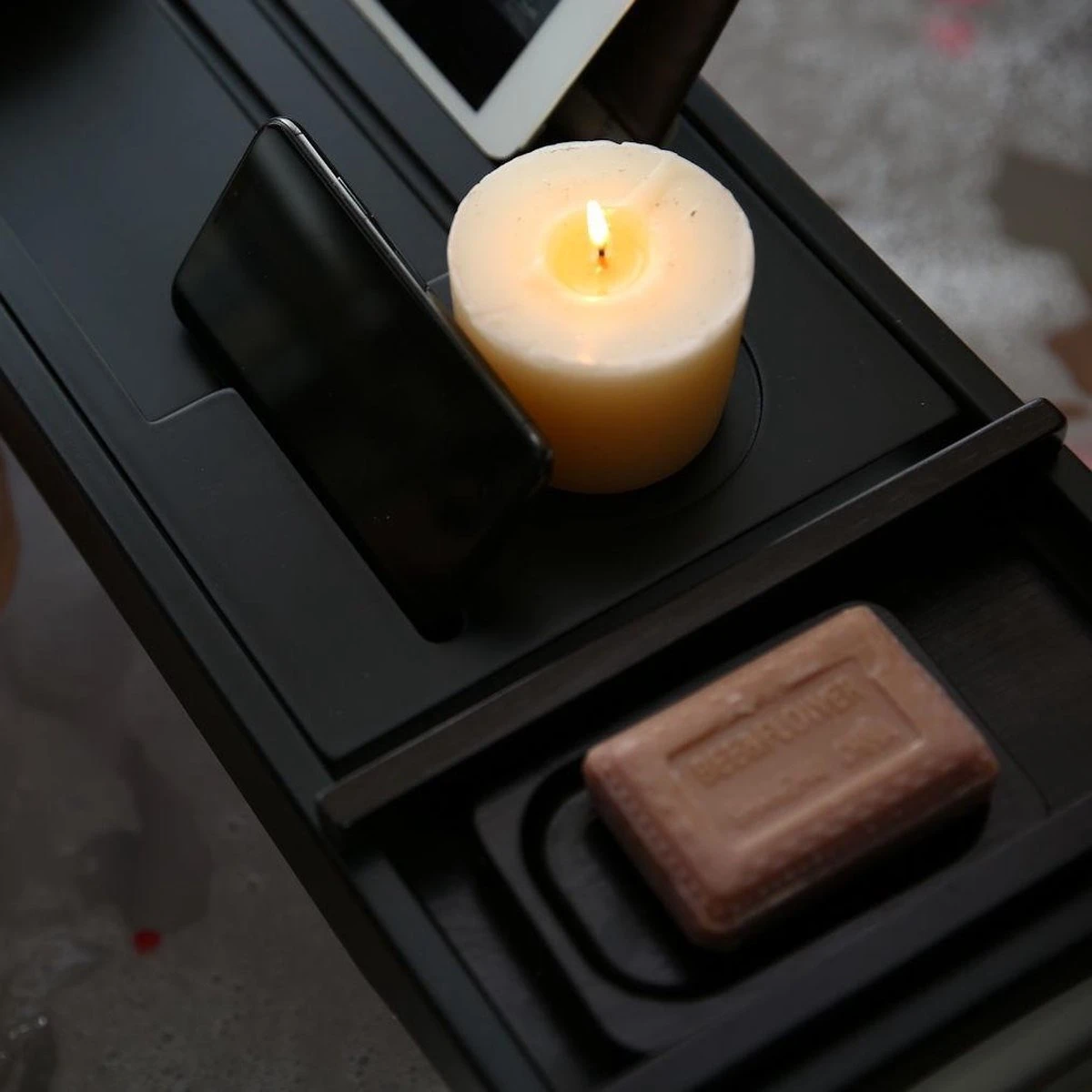 Merkloos Decopatent® Badplank - Uitschuifbaar 75 -> 110 Cm - Verstelbaar Bamboe Badrekje Voor In Bad - Boekenhouder - Tablethouder - Zwart - Afbeelding 4