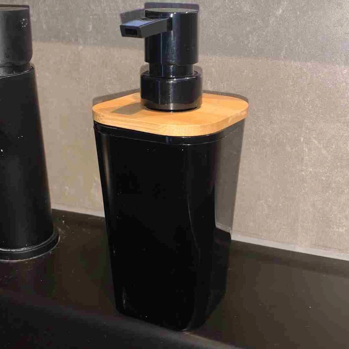 Bamboe Zeepdispenser - Bamboe Zeeppompje - Zeepdispenser - Zeeppompje - Zeepdispenser Zwart - Zeepdispensers - Zeeppomp - Formaat 18 X 7.5 X 7.5 Cm - Afbeelding 2