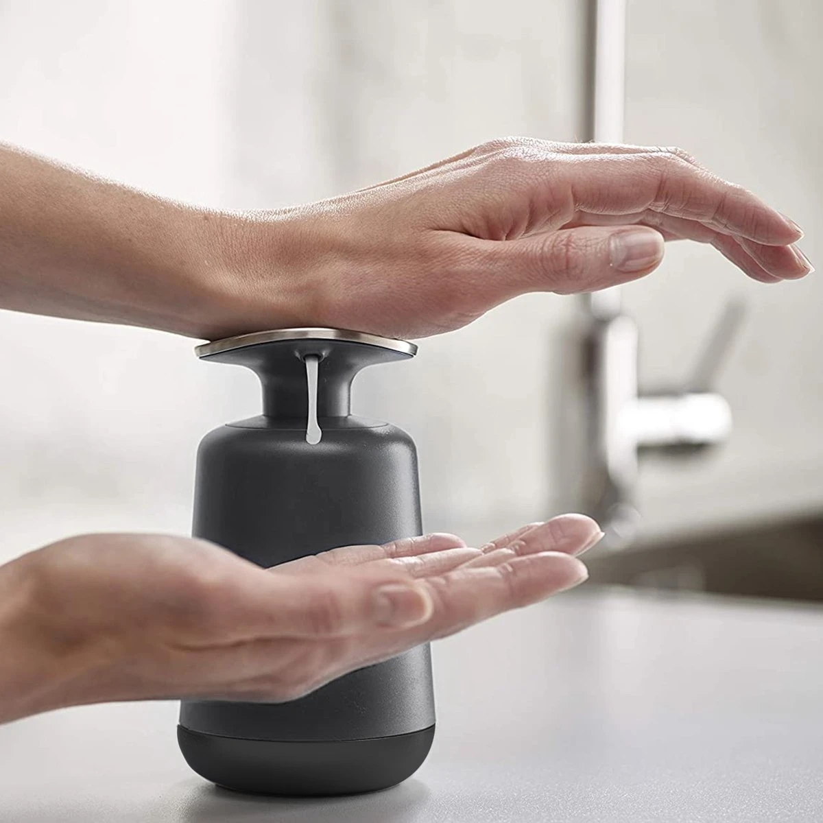 Wonix® - Zeepdispenser - Zeeppompje - Duw Met Pols - 300ml - Zwart - Afbeelding 7