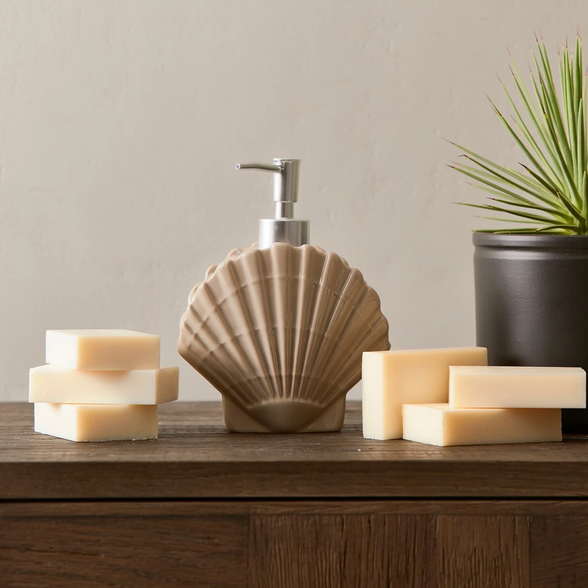 Riviera Maison Zeeppompje, Zeepdispenser Schelp - RM Beach Shell Soap Dispenser - Wit - Keramiek - 450 ML - Afbeelding 2