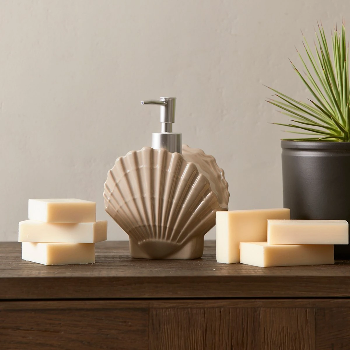 Riviera Maison Zeeppompje, Zeepdispenser Schelp - RM Beach Shell Soap Dispenser - Wit - Keramiek - 450 ML - Afbeelding 3