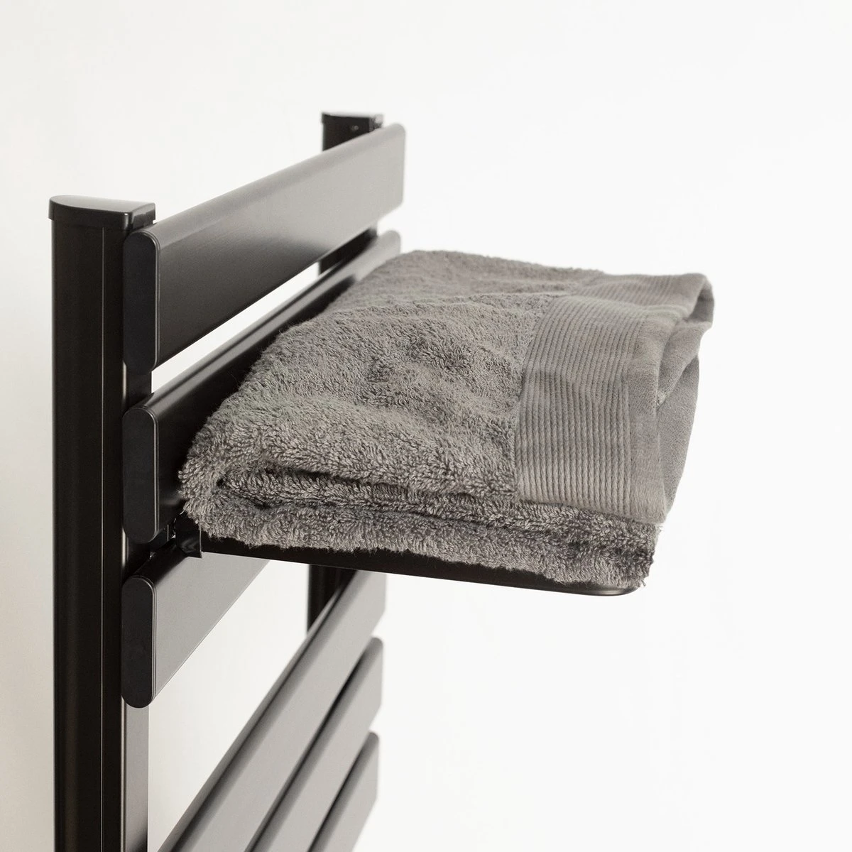 CREATE WARM TOWEL 500W - Elektrisch Handdoekenrek Voor Aan De Muur Met Plank - Zwart - Afbeelding 3